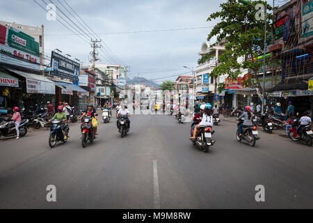 Nha Trang, Vietnam - 16 mars 2017 : tous les jours le trafic lourd scooter on city street Banque D'Images