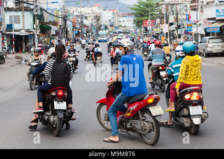 Nha Trang, Vietnam - 16 mars 2017 : tous les jours le trafic lourd scooter on city street Banque D'Images