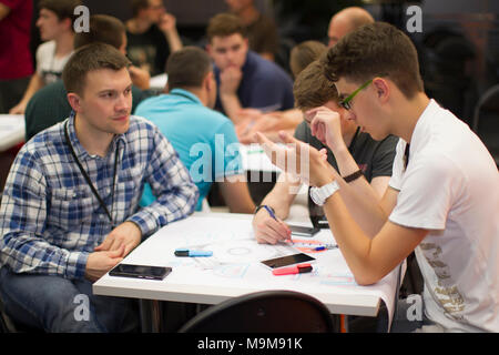 Belarus Minsk 05 Août 2016 Le parc des hautes technologies. Les programmeurs de concours. Les élèves discutent du projet, résoudre le problème. Banque D'Images