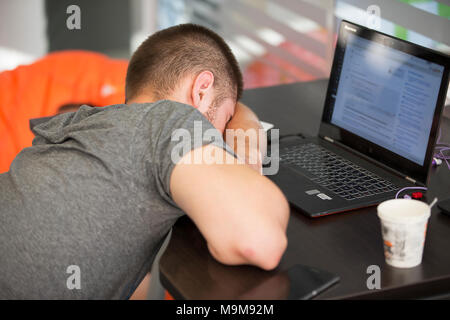 Belarus Minsk 06 Août 2016 Le parc des hautes technologies. Les programmeurs des concours.Le programmateur est fatigué. L'étudiant était fatigué à l'ordinateur. Je Banque D'Images