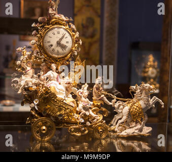 Décoration d'intérieur. Horloges vintage l'ermitage Saint-Pétersbourg Russie modèles allemand Meissen.Horloge à poser antique du milieu du XVIIIe siècle Banque D'Images