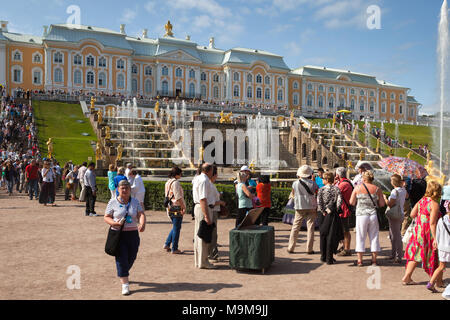 Les touristes à la Grande Cascade à Peterhof. Le palais d'été. St Petersburg Russia Banque D'Images