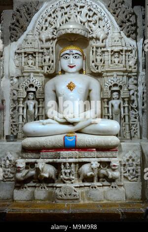 Sculpture de Mahavira ou Varshamana dans le temple Jain sculptés Rajashan Jaisalmer Inde Banque D'Images