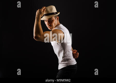 Homme fashion model, élégant jeune homme portant chapeau fedora Banque D'Images