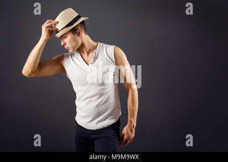 Homme fashion model, élégant jeune homme portant chapeau fedora Banque D'Images