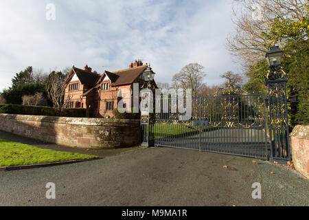 Village de Aldford, Angleterre. La vue pittoresque de Aldford entrée fermée au duc de Westminster, Eaton Estate. La fin du xixe siècle, G Banque D'Images