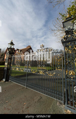 Village de Aldford, Angleterre. La vue pittoresque de Aldford entrée fermée au duc de Westminster, Eaton Estate. La fin du xixe siècle, G Banque D'Images