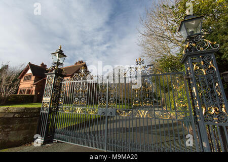 Village de Aldford, Angleterre. La vue pittoresque de Aldford entrée fermée au duc de Westminster, Eaton Estate. La fin du xixe siècle, G Banque D'Images