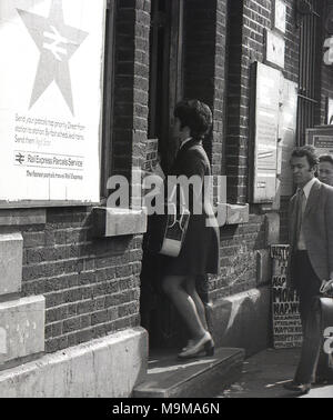 Années 1970, historiques, de la saisie de nouveaux passagers ferroviaires La gare la croix dans le sud-est de Londres, Angleterre. À ce moment, les grèves et les trains étaient annulés une occurrence commune sur British Rail et dans ce cas, les plates-formes étaient pleins et les passagers ferroviaires ont dû attendre à l'extérieur de la gare avant d'entrer. Banque D'Images