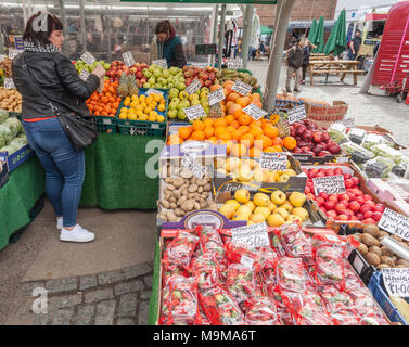 Stand de fruits et légumes au marché de York, North Yorkshire, Angleterre, Royaume-Uni Banque D'Images