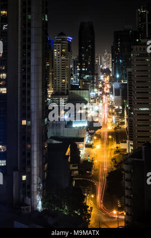 Trafic de nuit rue du haut -vue ville moderne dans la nuit , Banque D'Images