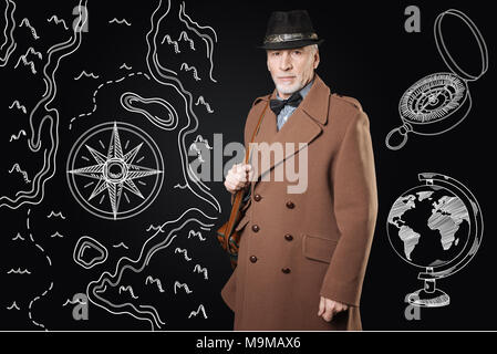 L'homme calme en confiant à la couche brune avant de commencer son voyage Banque D'Images