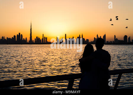 Couple bénéficiant d'une vue panoramique de Dubaï au coucher du soleil Banque D'Images