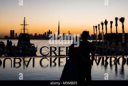 Couple bénéficiant d'une vue panoramique de Dubaï au coucher du soleil Banque D'Images