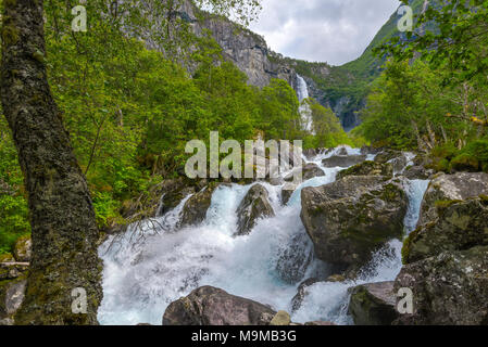 Cascade Feigumfossen et sa chute d'eau vive, la Norvège, plus haute montagne falaise repulpant Banque D'Images