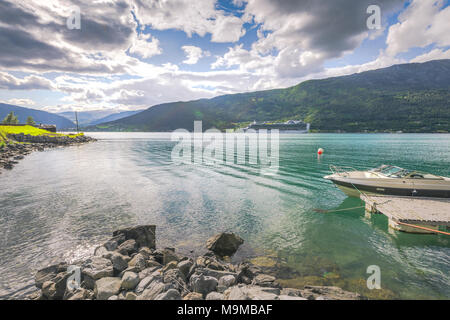 Bateau de croisière passe sur le fjord, Lustrafjorden, Norvège, navire de ligne de croisière Princess Banque D'Images