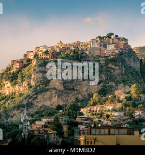 Castelmola typique de Sicile : village perché sur une montagne, à proximité de Taormina. Province de Messine, Sicile, Italie. Banque D'Images