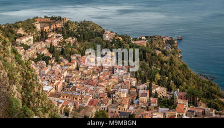 Le village de Taormina vue de Castelmola. Province de Messine, Sicile, Italie. Banque D'Images