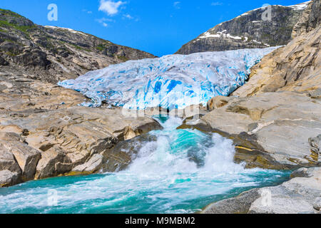 Le printemps d'une rivière de glacier Nigardsbreen, la Norvège, le Parc National de Jostedalsbreen près de Gaupne Banque D'Images