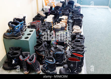 Soixante cinq paires de bottes d'hiver parfaitement alignées dans une station de ski du Québec Banque D'Images