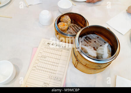 Un plat chinois dans son panier en osier dans le fameux dim sum restaurant Ruby Rouge dans le quartier chinois de Montréal Banque D'Images