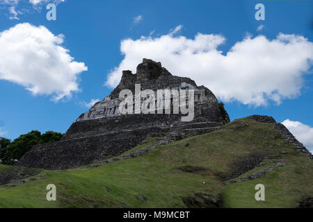 Ruines de temples Mayas et les structures en Xunantunich, Belize Banque D'Images