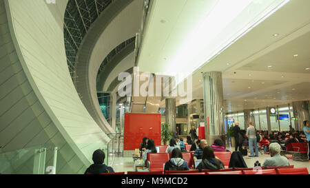 Dubaï, Émirats arabes unis - 20 août 2014 : intérieur moderne dans l'Aéroport International de Hong Kong. Les touristes et les citoyens de la ville dans le plan salle d'attente. Banque D'Images