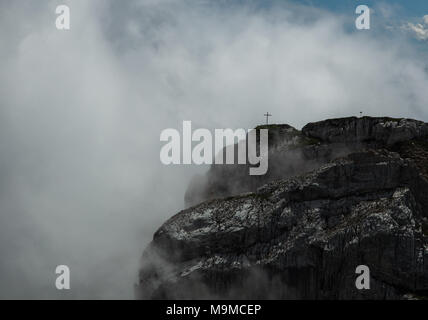 Croix sur une colline entourée par Mist Banque D'Images