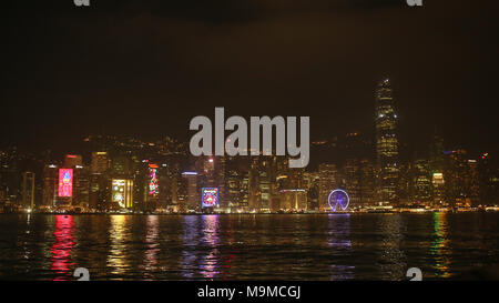 Hong Kong, Chine - 1 janvier 2016 : Ville de Hong Kong la nuit. Lumières multicolores illuminant bâtiments dans le reflet de la mer. Belle vue sur la ville. Banque D'Images