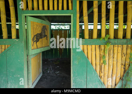 À une vieille porte colorée stable en mauvais état dans le nord du Guatemala Banque D'Images