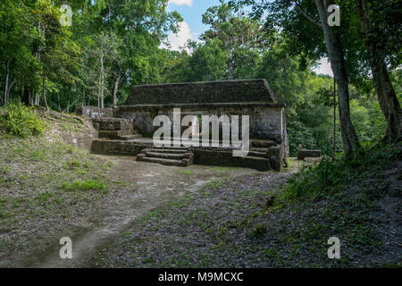 Les ruines antiques de la Mayan site archéologique de Yaxha, Guatemala Banque D'Images