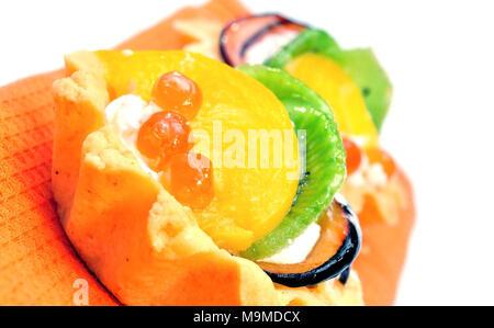 Gâteau de fruit sur un fond blanc Banque D'Images