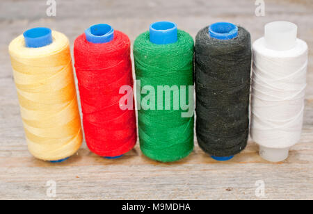 Fils de couleur sur une table en bois Banque D'Images