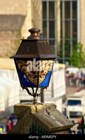 De style lanterne décorative lampe de rue avec des vitraux Art déco, Place Du Jacobins, Le Mans France Banque D'Images