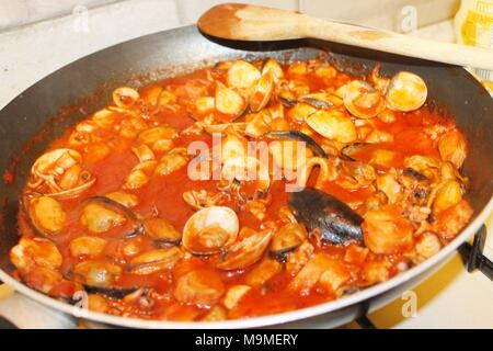 Sauces de poisson à la tomate, crevettes, crabe, crevettes à la poêle avec tomates sauces de poisson, crevettes, viande de crabe, les crevettes dans la casserole. Banque D'Images