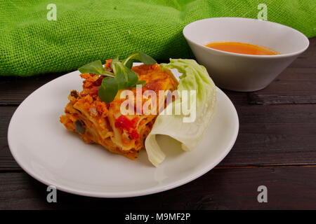 Lasagne au chou-fleur sur une table en bois Banque D'Images