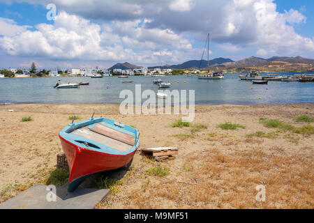 Voile sur la plage, dans le village de Pollonia. Île de Milos, en Grèce. Banque D'Images