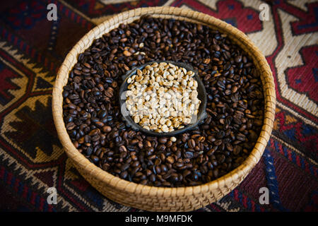 Deux sortes de grains de café dans un bol Banque D'Images