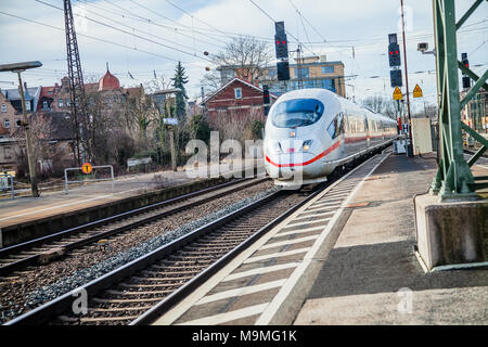 FUERTH / ALLEMAGNE - Mars 11, 2018 : ICE 3, l'Intercity-express de Deutsche Bahn passe gare de Fürth en Allemagne. Banque D'Images