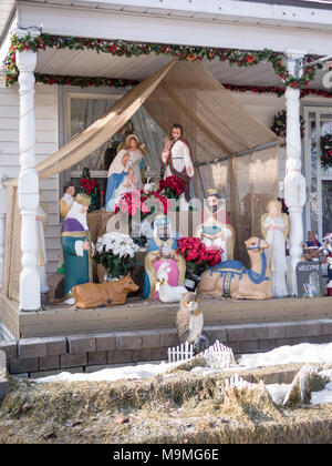 Porche Crèche : une crèche complexe avec 3 rois, d'animaux et d'autres décorations de Noël portch couvrent l'avant d'une maison d'Ottawa dans la petite Italie. Banque D'Images