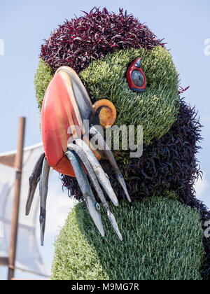 Sculpture végétale d'un macareux moine avec un bec plein de poissons : une énorme sculpture végétale de la Terre-neuve un poisson avec de macareux dans sa bouche en MosaiCanada 150. Banque D'Images