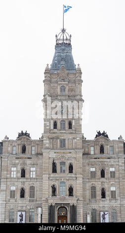 Tour de l'horloge du Parlement du Québec bâtiments en hiver : une image haute résolution de la tour centrale de l'Assemblée législative du Québec. À neiger. Le drapeau provincial vole depuis son sommet. Banque D'Images