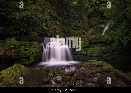 McLean Falls sur la rivière Tautuku dans le Southland, Catlins, Nouvelle-Zélande Banque D'Images