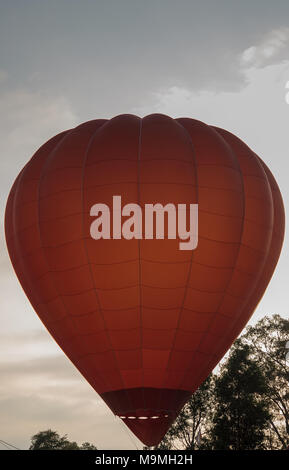 Un ballon à air chaud début de lever Banque D'Images