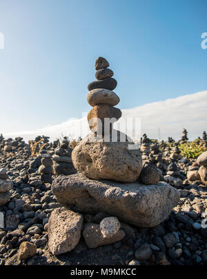 Des pierres empilées, cairns, pyramides, Playa del Castillo, Puerto de la Cruz, Tenerife, Espagne Banque D'Images