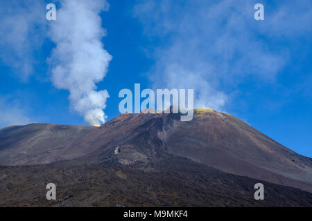 Fumeurs volcan Etna, province de Catane, Italie, Silcilia Banque D'Images