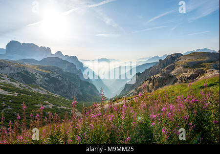 Silhouettes de la montagne, vue sur la vallée vers Giralba, sentier de randonnée pédestre autour des Trois Cimes de Lavaredo, Dolomites de Sexten Banque D'Images