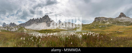 Lago dei piani au cottage avec trois pics d Paternkofel Toblinger et noeud, Dolomites de Sesto, le Tyrol du Sud Banque D'Images