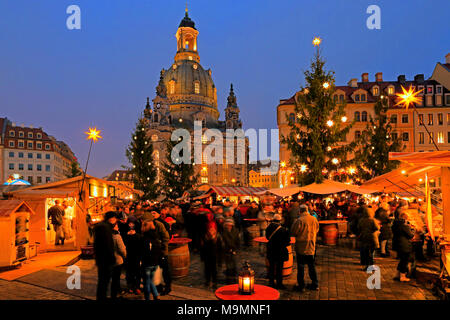 Marché de Noël sur la Neumarkt avec Frauenkirche, Dresde, Saxe, Allemagne Banque D'Images