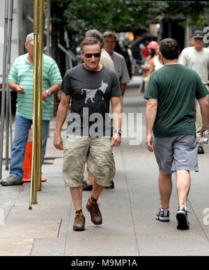 NEW YORK - 22 septembre 2007 : l'acteur Robin Williams de quitter le tournage de son nouveau film de vieux chiens dans (porter des tongs chaussures) qui est en tournage à Manhattan le 22 septembre 2007 à New York City People : Robin Williams Banque D'Images